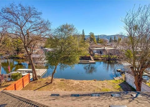Lakefront Retreat • Private Yard + Fireplace House in Clearlake Oaks