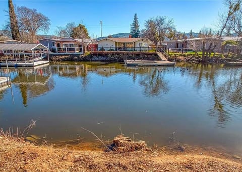 Lakefront Retreat • Private Yard + Fireplace House in Clearlake Oaks