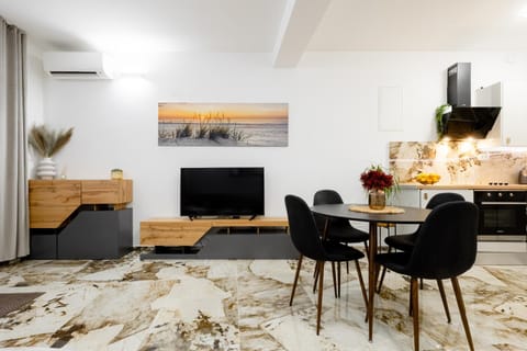 TV and multimedia, Living room, Seating area, Dining area, air conditioner