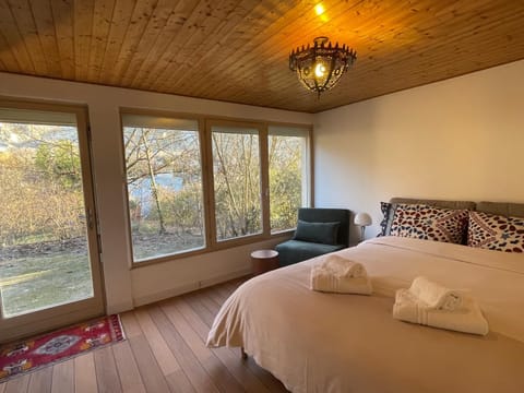 Bed, Natural landscape, Photo of the whole room, Bedroom