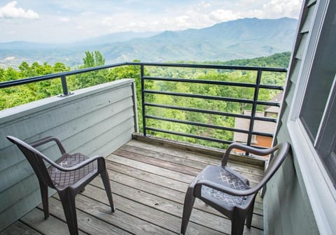Smoky, Rustic and Relaxing Studio Views Pools Wifi Apartment in Gatlinburg