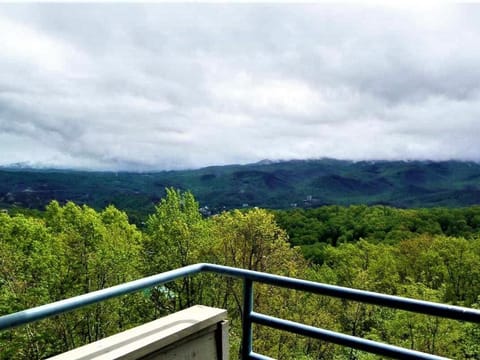 Smoky, Rustic and Relaxing Studio Views Pools Wifi Apartment in Gatlinburg