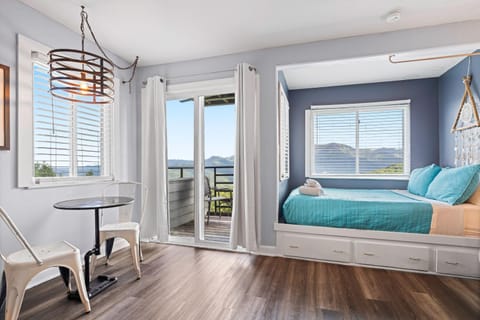 Bed, Dining area