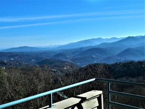 Smoky, Rustic and Relaxing Studio Views Pools Wifi Apartment in Gatlinburg