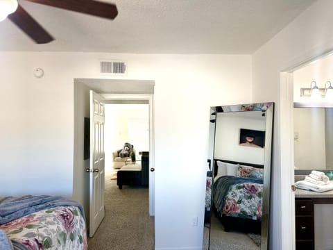 Family Friendly Spacious and Centrally located Apartment in Addison