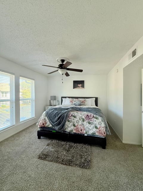 Family Friendly Spacious and Centrally located Apartment in Addison