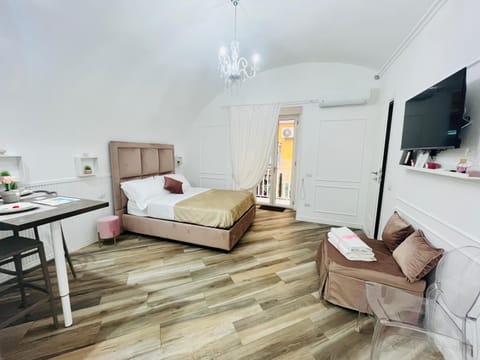 Bed, TV and multimedia, Living room, Photo of the whole room, Seating area, Dining area, Bedroom