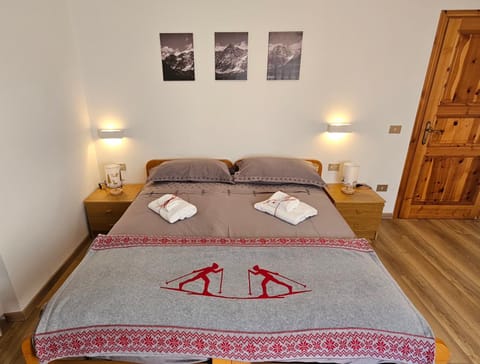 Bed, Photo of the whole room, towels