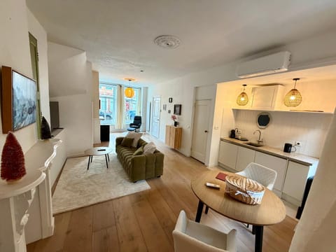 Photo of the whole room, Dining area