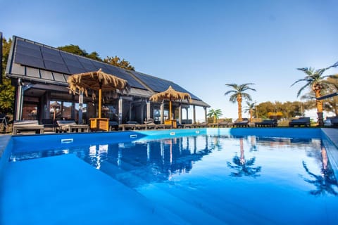 Property building, Day, Swimming pool, sunbed, sunbed