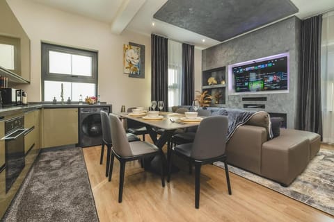 TV and multimedia, Living room, Decorative detail, Seating area, Dining area, fireplace, kitchen