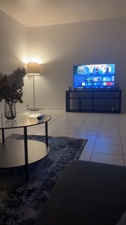 Modern 1BR and Sofa Bed Near Airport Apartment in Brussels