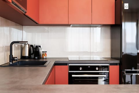 Coffee/tea facilities, Kitchen or kitchenette, dishwasher, stove