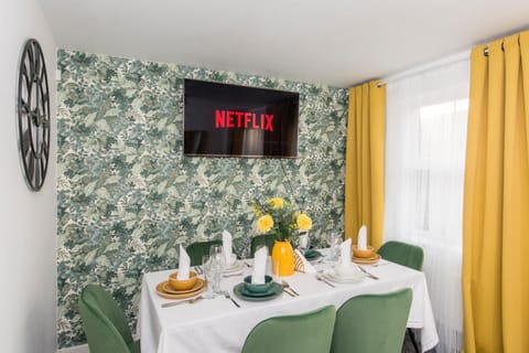 Communal lounge/ TV room, TV and multimedia, Living room, Seating area, Dining area, Evening entertainment