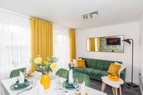 TV and multimedia, Living room, Seating area, Dining area