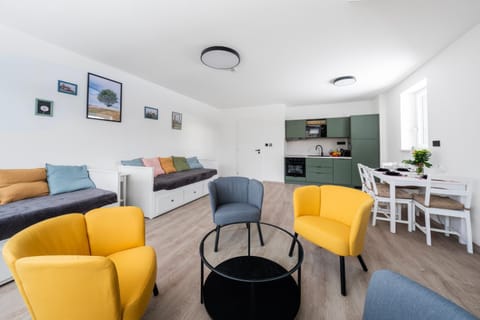 TV and multimedia, Kitchen or kitchenette, Living room, Seating area, Dining area