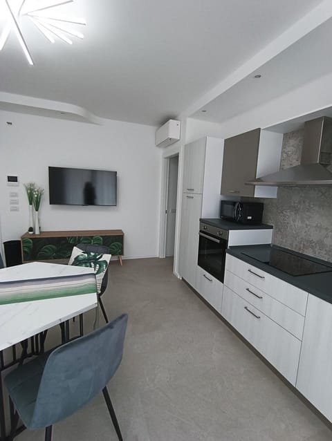 TV and multimedia, Kitchen or kitchenette, Dining area, microwave, oven, stove