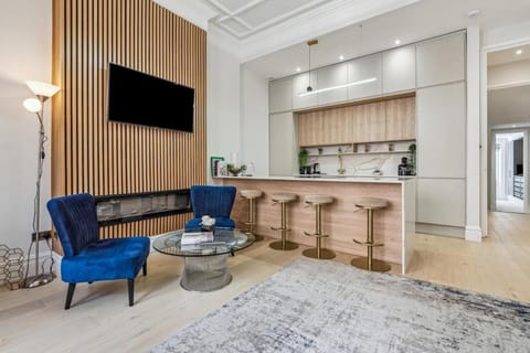 TV and multimedia, Kitchen or kitchenette, Living room, Seating area