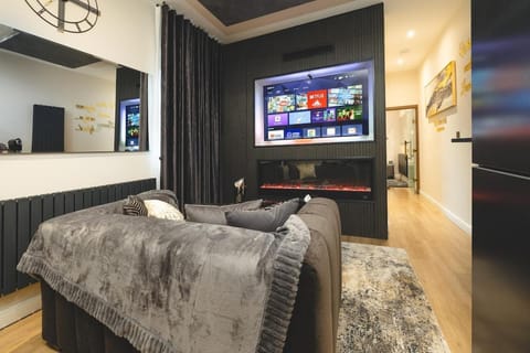 TV and multimedia, Living room, Decorative detail, Seating area, fireplace