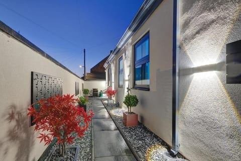 Luxury Cosy Garden Suite - Spa-Bath Apartment in Burton upon Trent