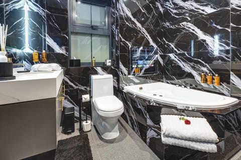 Toilet, Bathroom, TV and multimedia, Bath, towels