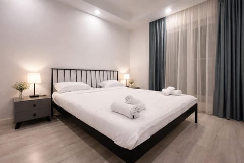 Bed, Bedroom, towels