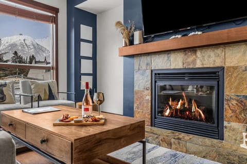 Living room, Mountain view, fireplace