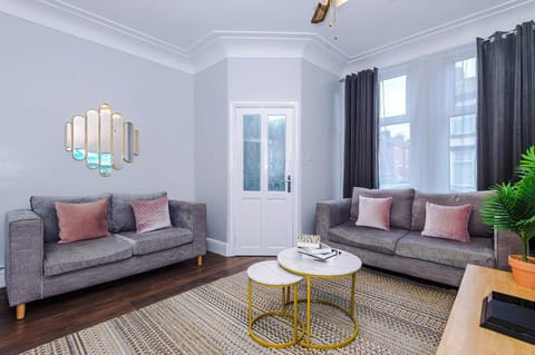 Monthly & Weekly Offers , Pool Table , PS4 , Liverpool , 3 Bed House , Ideal For Contractors , Relocation & Family Stays House in Liverpool