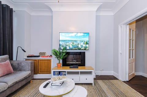 Monthly & Weekly Offers , Pool Table , PS4 , Liverpool , 3 Bed House , Ideal For Contractors , Relocation & Family Stays House in Liverpool