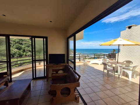 Communal lounge/ TV room, Natural landscape, TV and multimedia, View (from property/room), Balcony/Terrace, Living room, Beach, Sea view, sunbed