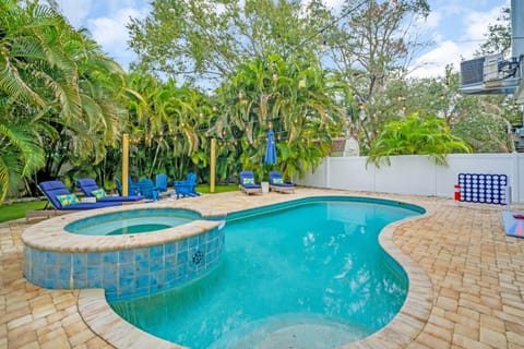 NEW Sea Drift Oasis - Heated Pool Spa Game Room House in Crystal Beach