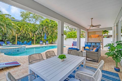 NEW Sea Drift Oasis - Heated Pool Spa Game Room House in Crystal Beach