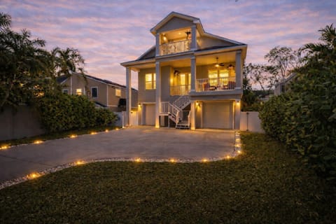 NEW Sea Drift Oasis - Heated Pool Spa Game Room House in Crystal Beach