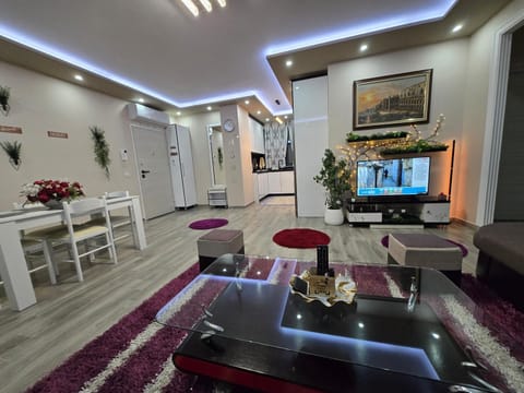 TV and multimedia, Kitchen or kitchenette, Living room, Seating area, Dining area