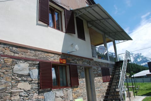 Facade/entrance, Balcony/Terrace