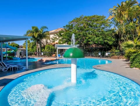 Pool view, Swimming pool, sunbed
