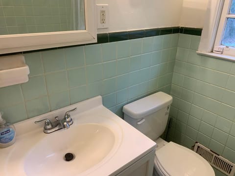 Lakeside Retreat with Yard and Deck--15 mins from Downtown ATL & Emory, 8 mins from Agnes Scott Vacation rental in Candler-McAfee