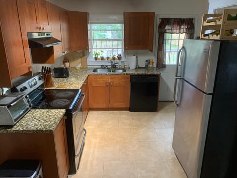 Lakeside Retreat with Yard and Deck--15 mins from Downtown ATL & Emory, 8 mins from Agnes Scott Vacation rental in Candler-McAfee