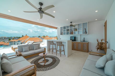 Villa Era - 4BR Modern Escape with Rooftop - 4 Mins to the Beach Villa in North Kuta