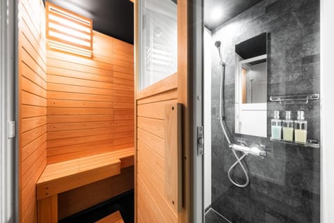 Shower, Sauna