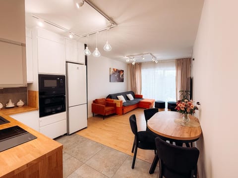 Coffee/tea facilities, Dining area, microwave, kitchen