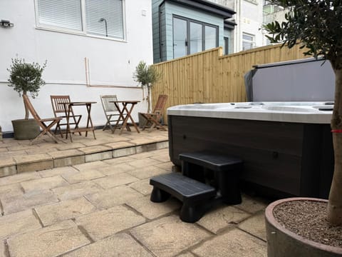 Property building, Patio, Dining area