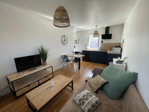 TV and multimedia, Kitchen or kitchenette, Living room, Seating area, Dining area