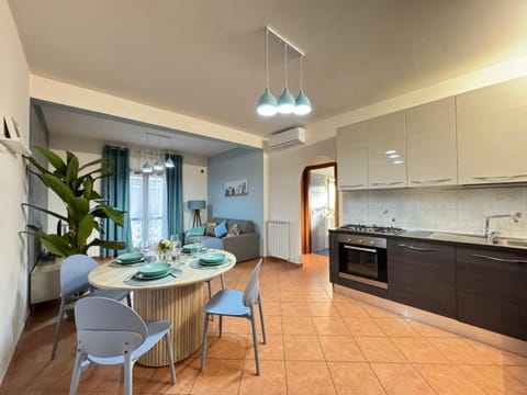 Kitchen or kitchenette, Dining area, stove