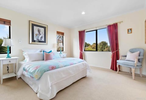 Stylish Coastal Living Near Auckland City & Malls House in Auckland