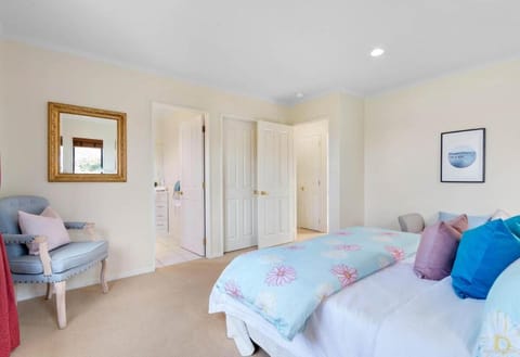 Stylish Coastal Living Near Auckland City & Malls House in Auckland