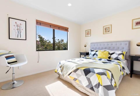 Stylish Coastal Living Near Auckland City & Malls House in Auckland