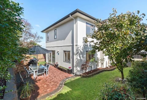 Stylish Coastal Living Near Auckland City & Malls House in Auckland