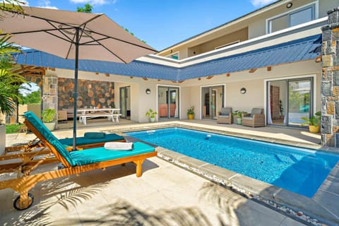 Patio, Swimming pool, sunbed