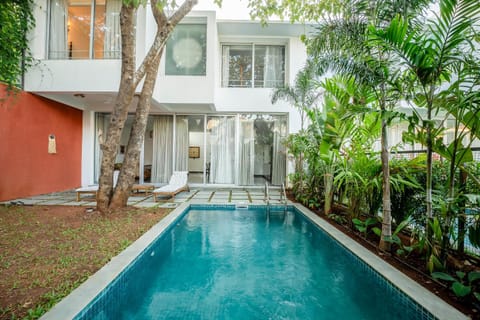 Property building, Garden, Garden view, Pool view, Swimming pool, Swimming pool, sunbed